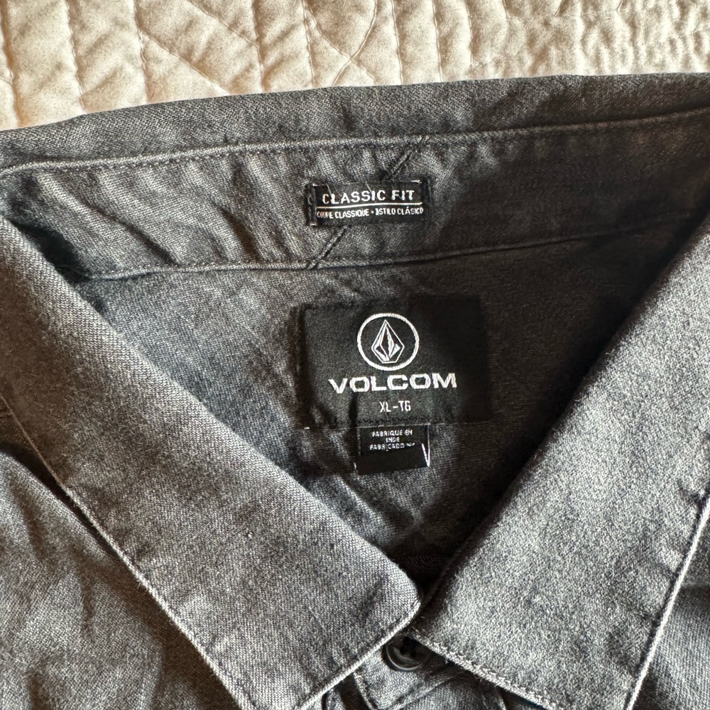 NWT never worn super soft Volcom men’s shirt